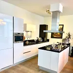 Luxury Center With Canal View 1 Kingsize Bed And 1 Sleeping Sofa 阿姆斯特丹