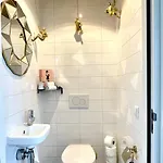 Luxury Center With Canal View 1 Kingsize Bed And 1 Sleeping Sofa 阿姆斯特丹